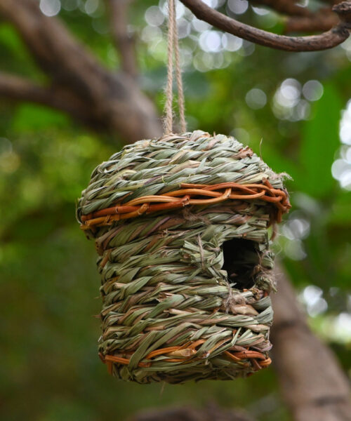 Kreativer Vogelnest aus Stroh
