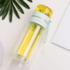Glaswasserflasche mit Tee-Ei-Filter