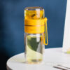 Glaswasserflasche mit Tee-Ei-Filter