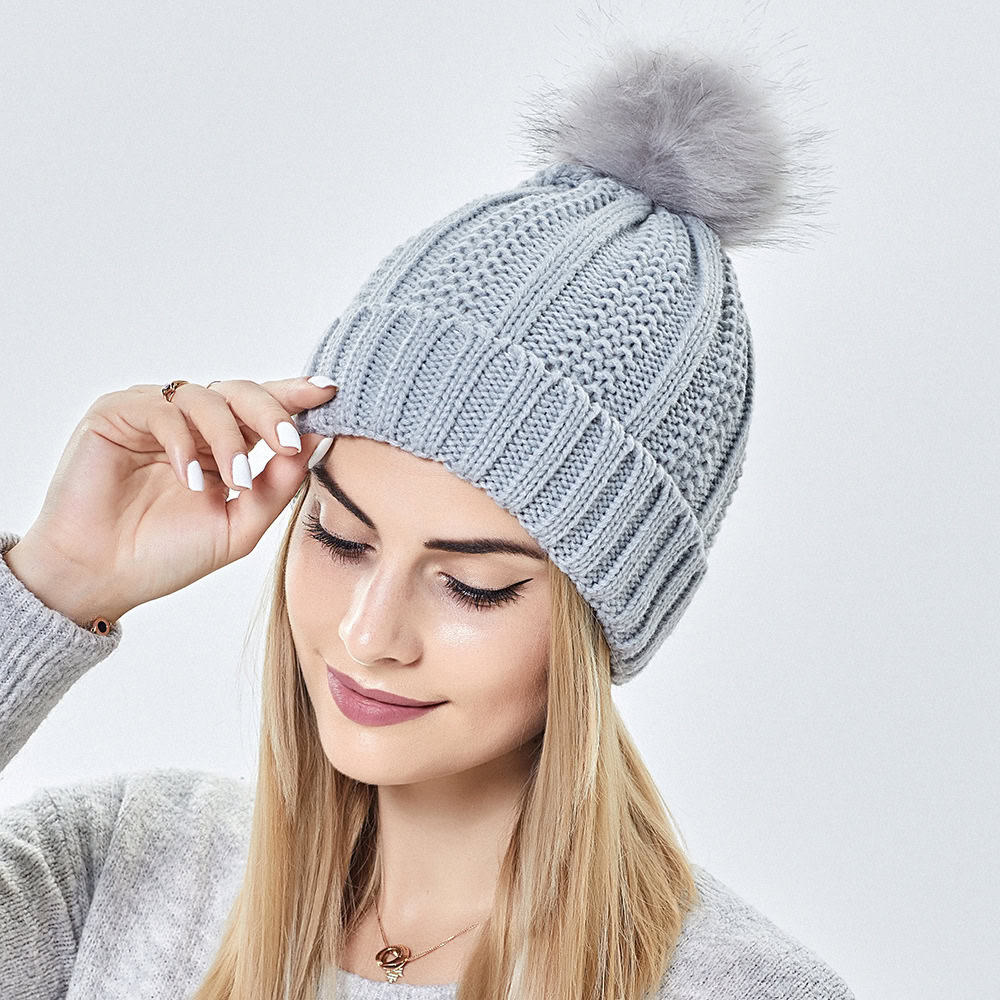 Damen-Mütze mit Bommel aus Kunstpelz für den Winter
