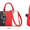Patchwork-Umhängehandtasche mit Haarball-Ornamenten für Damen