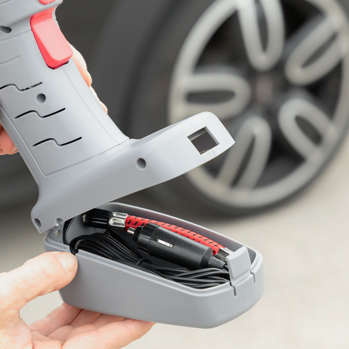 Tragbarer Luftkompressor mit LED-Licht. Airpro+ InnovaGoods