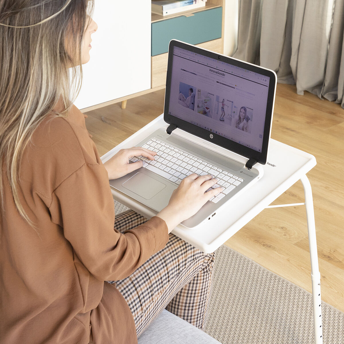 Klappbarer Beistelltisch mit mehreren Positionen. Klappbarer Tisch InnovaGoods