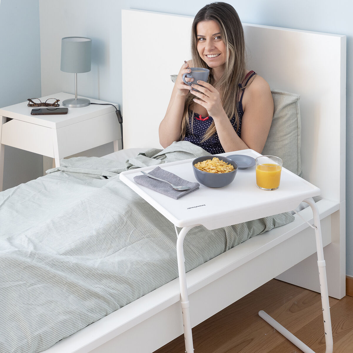Klappbarer Beistelltisch mit mehreren Positionen. Klappbarer Tisch InnovaGoods